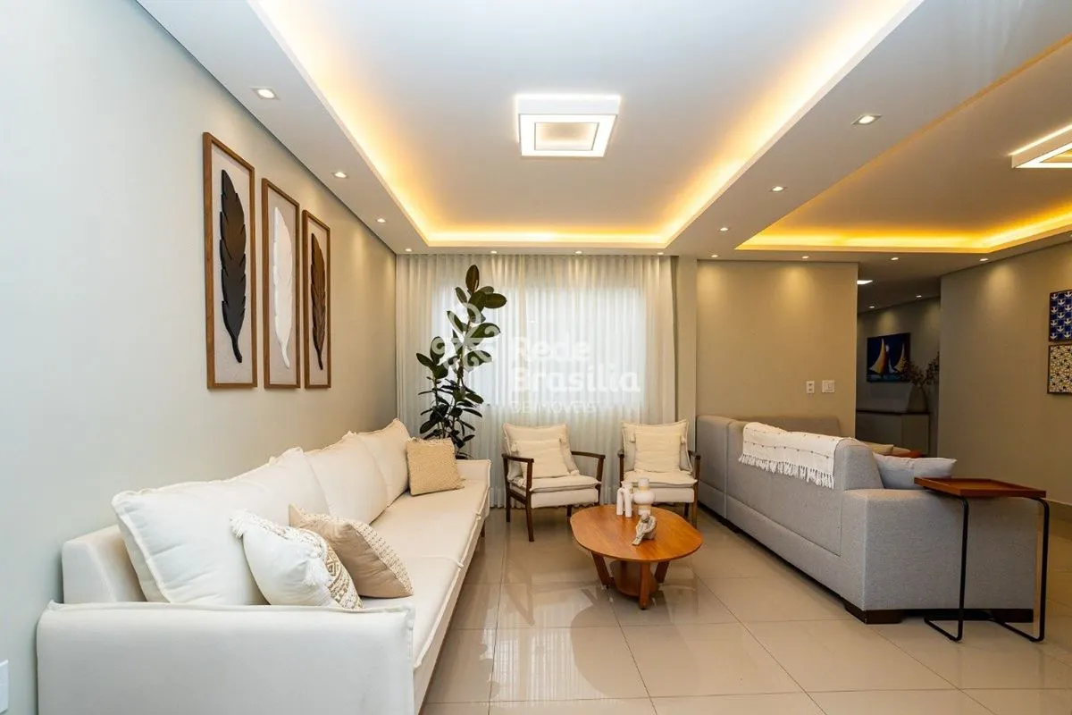 QE 30 - Excepcional casa com 3 quartos - 2 suítes - 4 banheiros - quintal e plac...