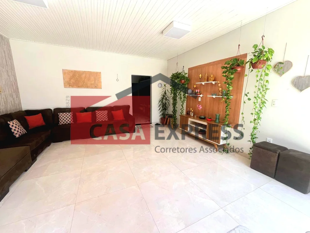 Imagine morar em uma casa espaçosa e bem localizada no coração de Sobradinho, na...