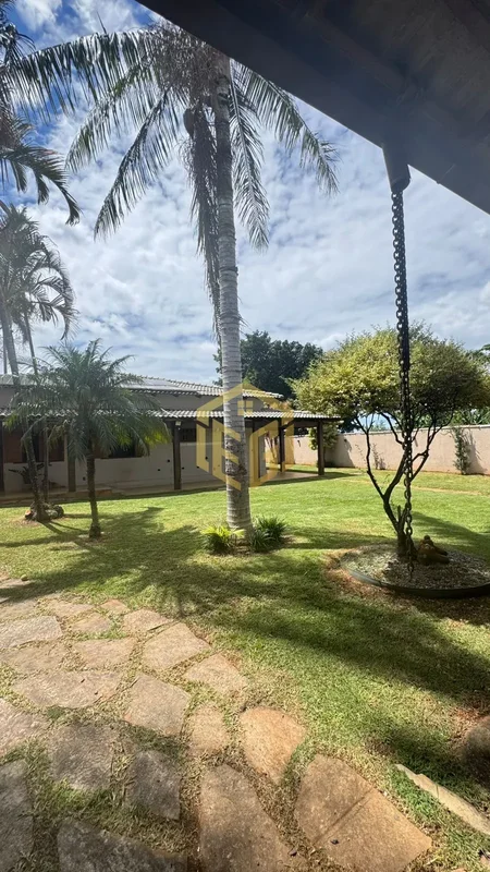 localizada na RUA 4 .Descubra uma casa de alto padrão no tranquilo bairro de Vic...