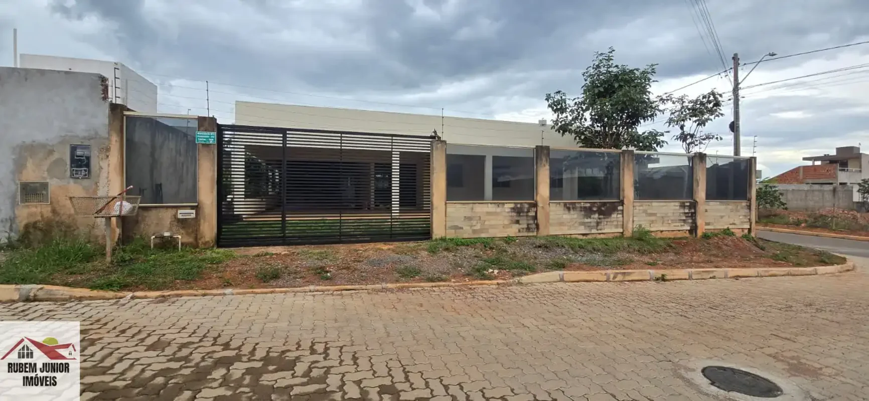 CASA DE ESQUINA NA QUADRA 1 NO CONDOMÍNIO ESTÂNCIA QUINTAS DA ALVORADADestaques ...