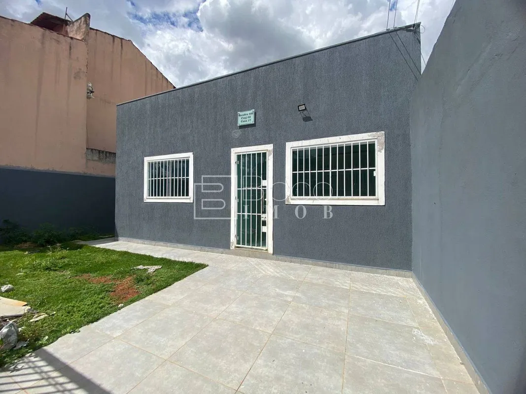 VENDO Excelente casa toda na laje com 3 quartos sendo 1 suíte na Quadra 402 do R...