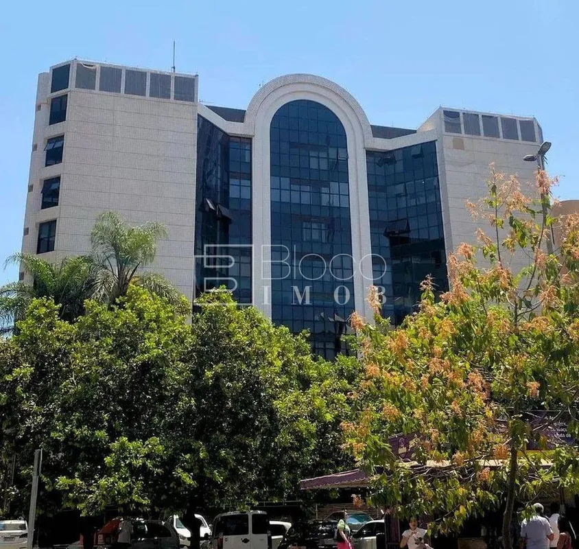  SRTVS Quadra 701 - Ed. Embassy Tower, Sala com área privativa de 30m2, banheiro...