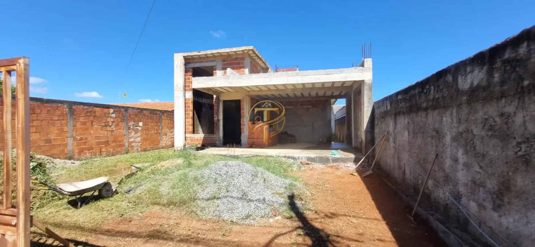 Casa Alto Padrão inacabada, dentro de condominio, consolidado a mais de 20 anos....