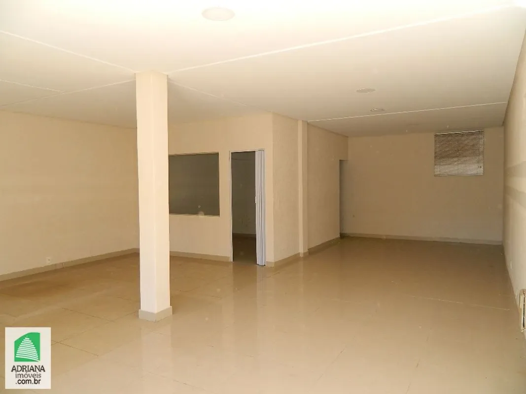loja frente para Av Universitária , excelente localização , com 02 portas de ent...