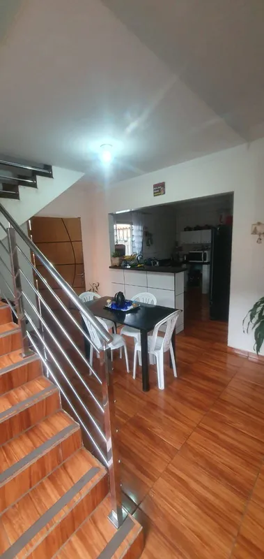 Área construída casa por volta de 190m2 os dois pisos e barracão nos fundos por ...