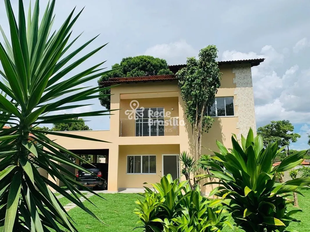 Com aproximadamente 400 m² de área construída, esta linda casa em um generoso te...