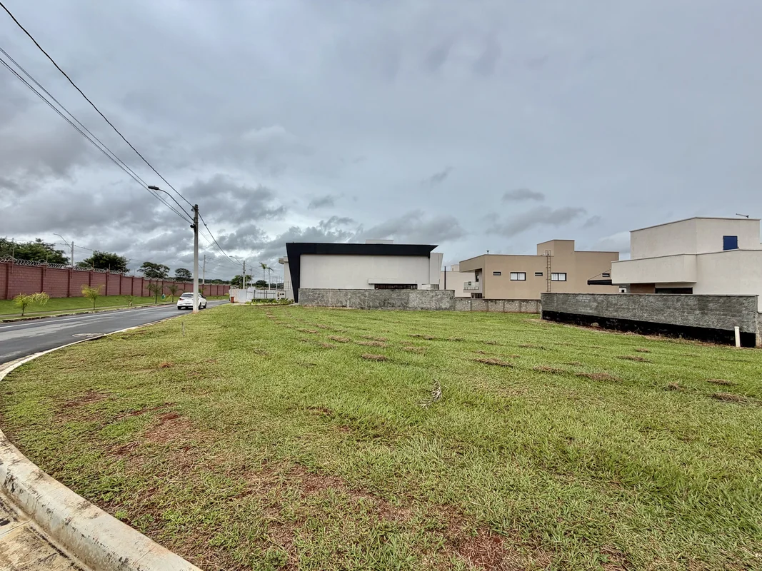 Com uma tipologia incrível, situado em esquina de quadra o terreno se torna excl...