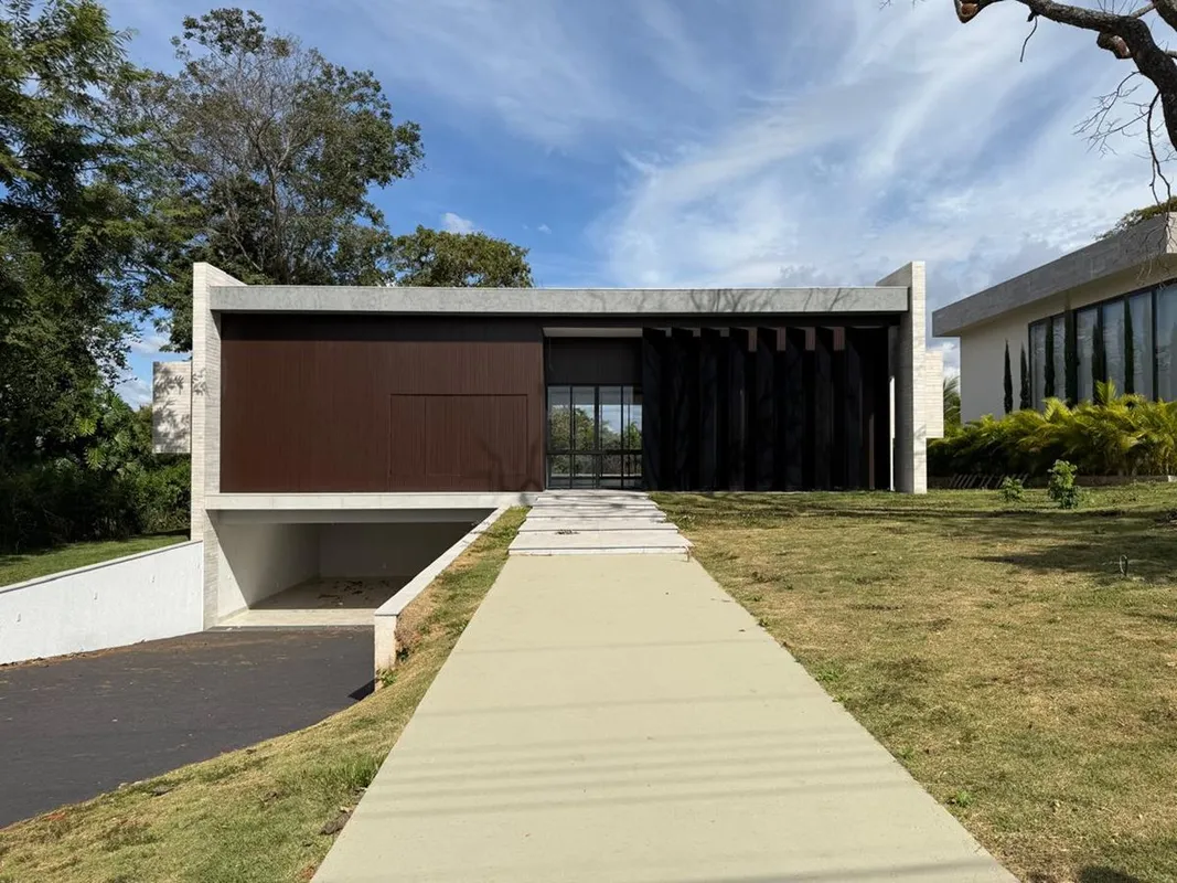 Casa térrea no Aldeia do ValeTerreno 2426.74 m² Área construída 563.22 Amplo liv...