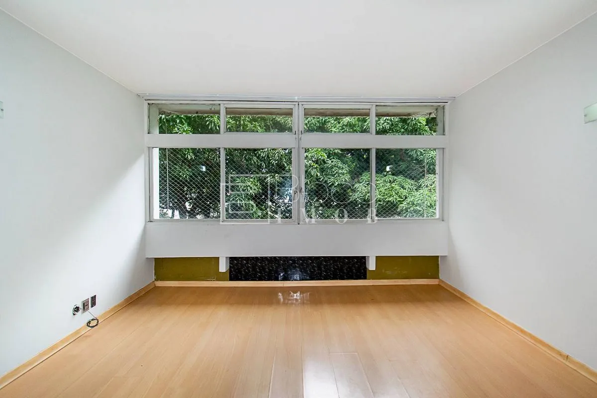 Apê em prédio pilotis no 2° andar com vista para o verde, vazado, nascente.São 1...