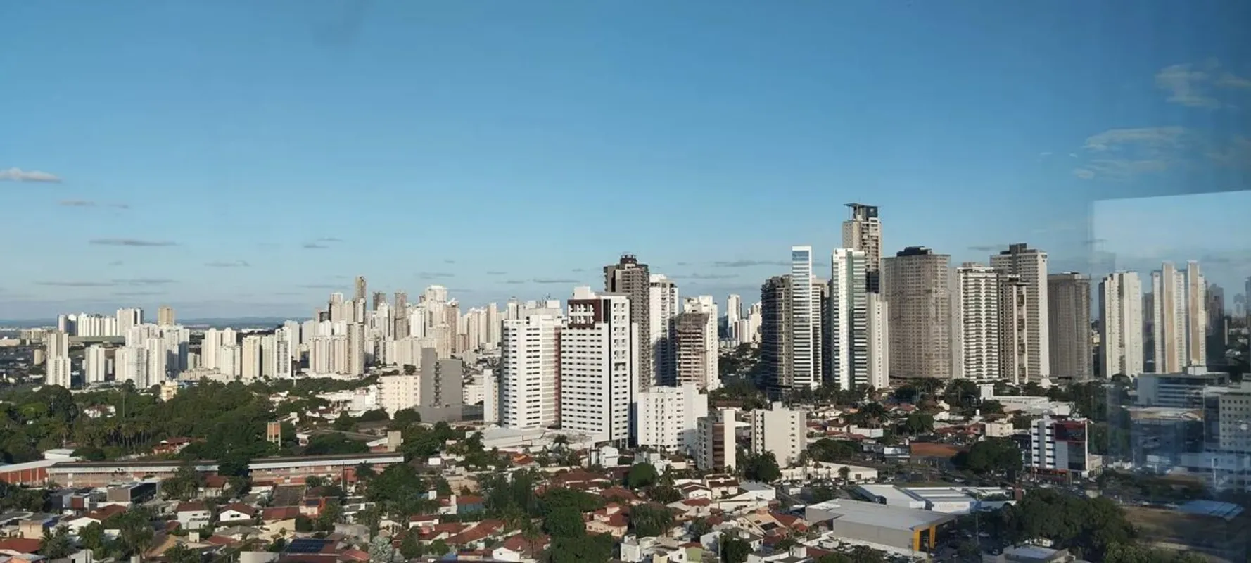 Apartamento com cinco suítes todas com armários e a suíte master possuí um close...