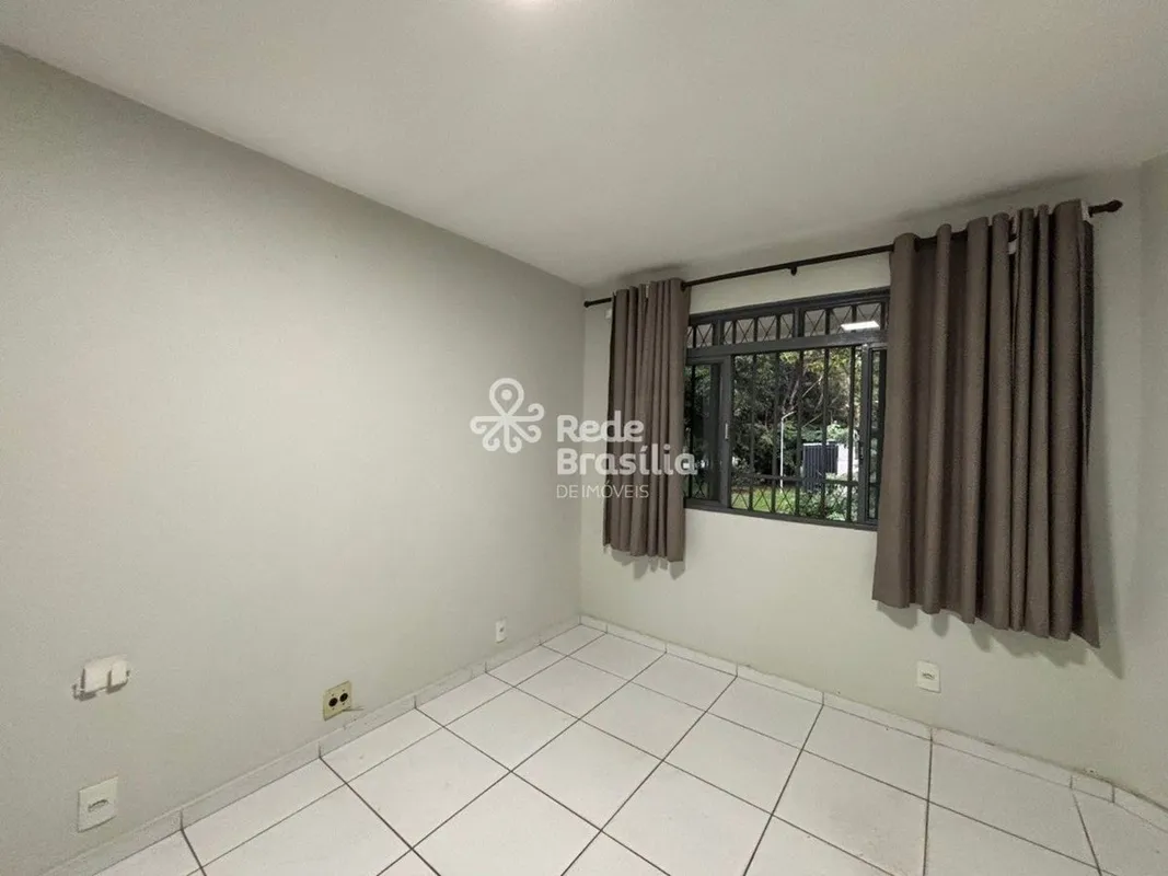 Apartamento vazado, bem ventilado e com excelente iluminação natural. Possui sal...