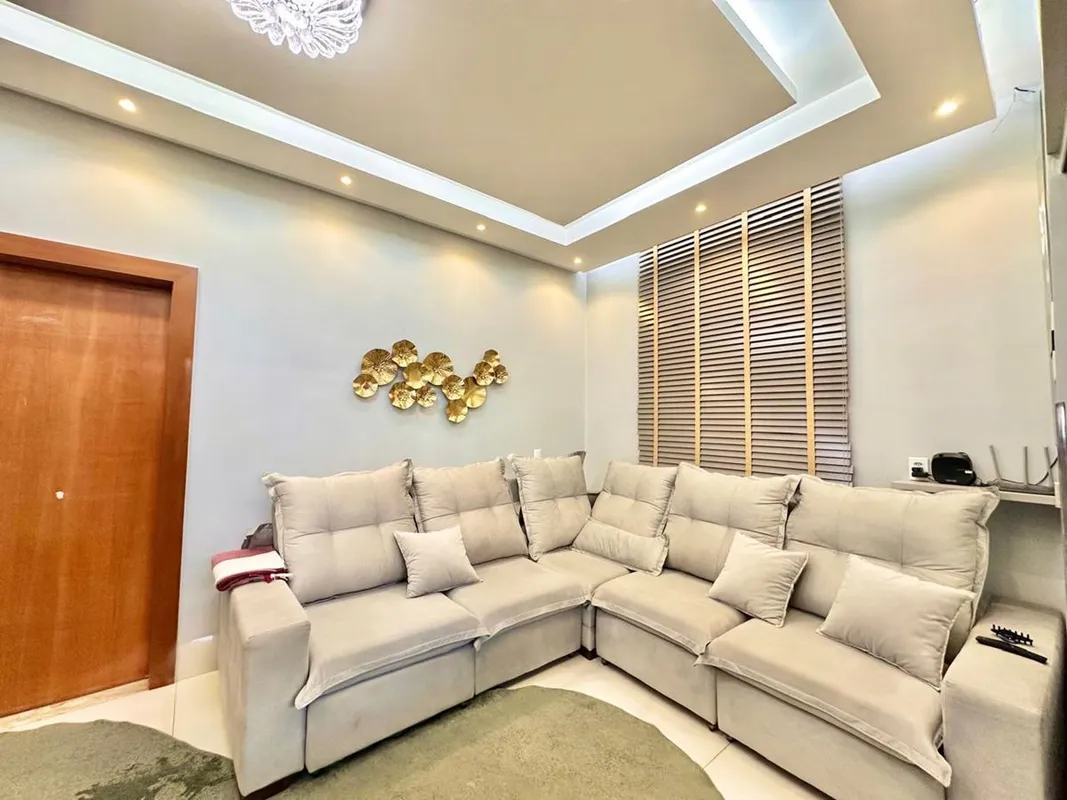 Casa térrea a venda no Jardim Ipanema, em Goiânia/GO, possuindo 308m² de terreno...