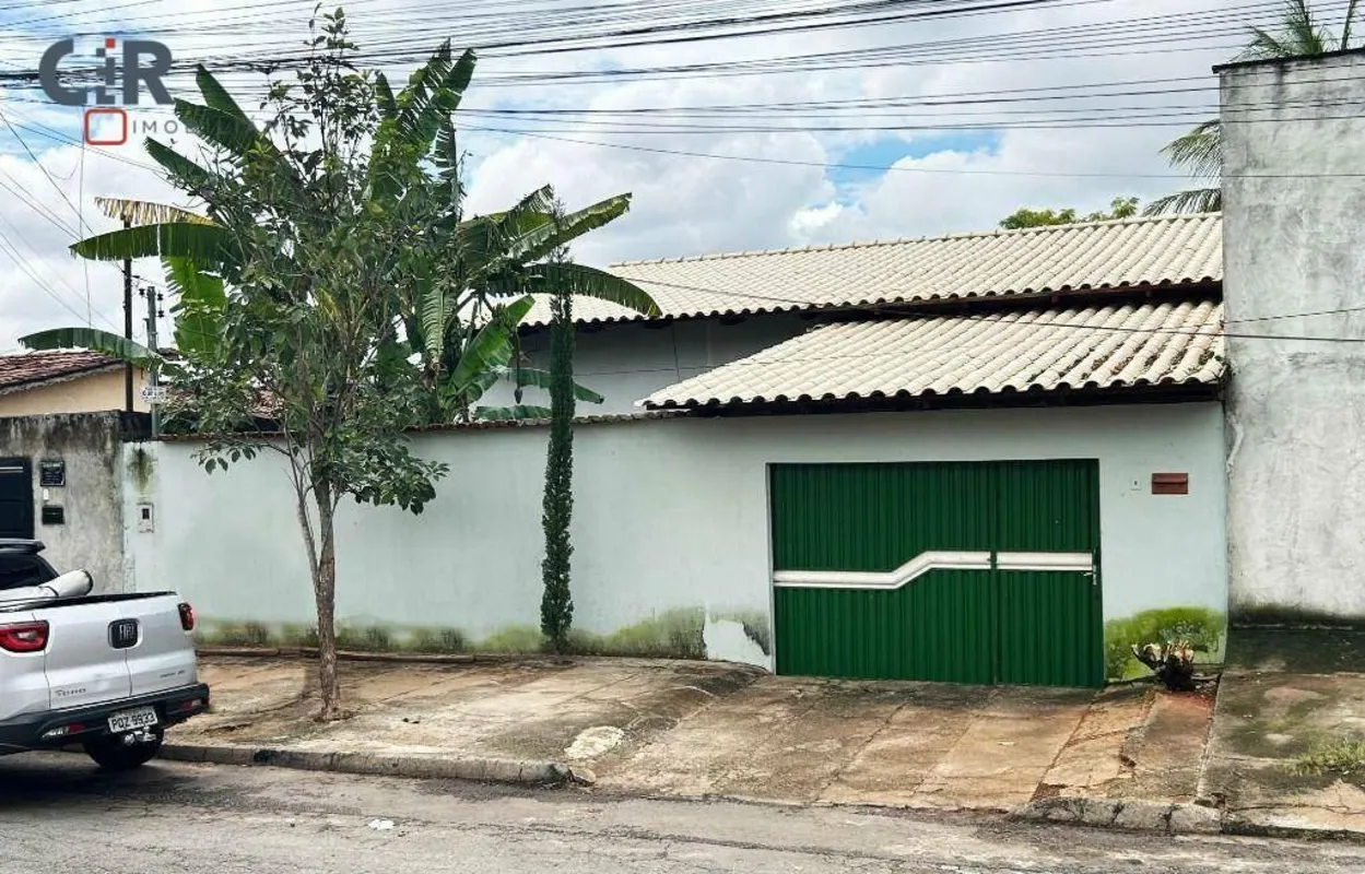 Casa ampla no Conjunto Santa Fé, próxima ao Jardins Mônaco, 3 quartos amplos, se...