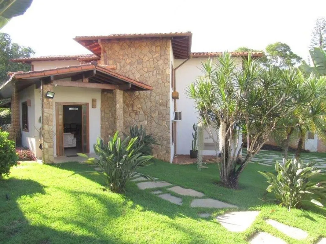 Casa aconchegante com fachada em pedra moledo e caminho de pedras no Lago Norte,...