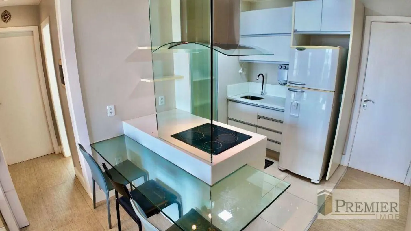 Premier Imob aluga excelente apartamento de canto com vista livre e para o lago....