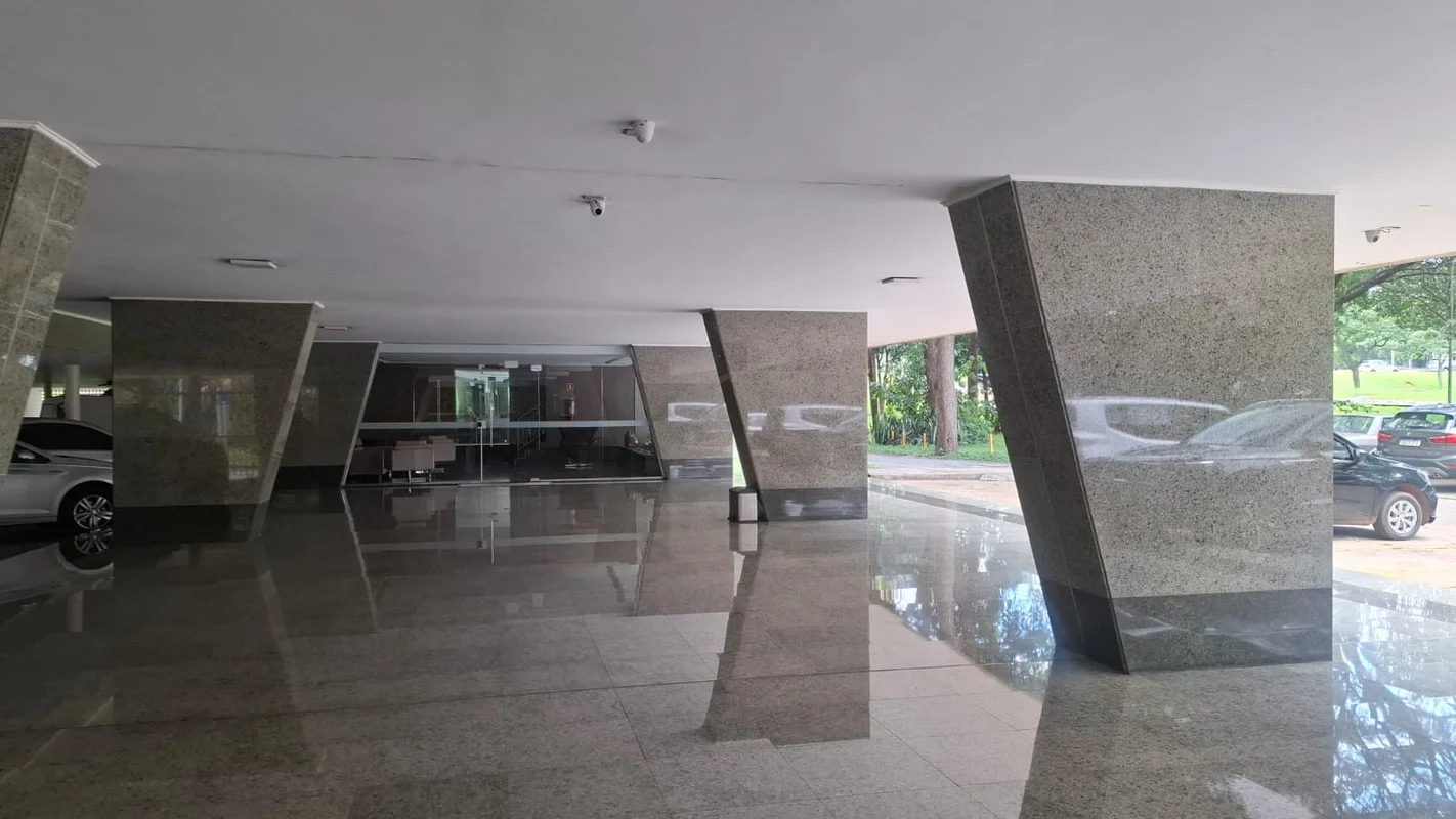 Apartamento amplo e ensolarado na SQS 206 – vista livre, 4 quartos e vagas na ga...