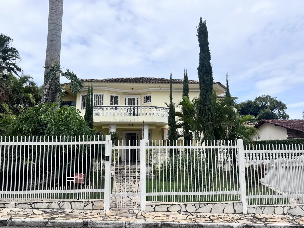 Descubra uma residência sofisticada na charmosa SHIS QL 2 Conjunto 7, no Lago Su...