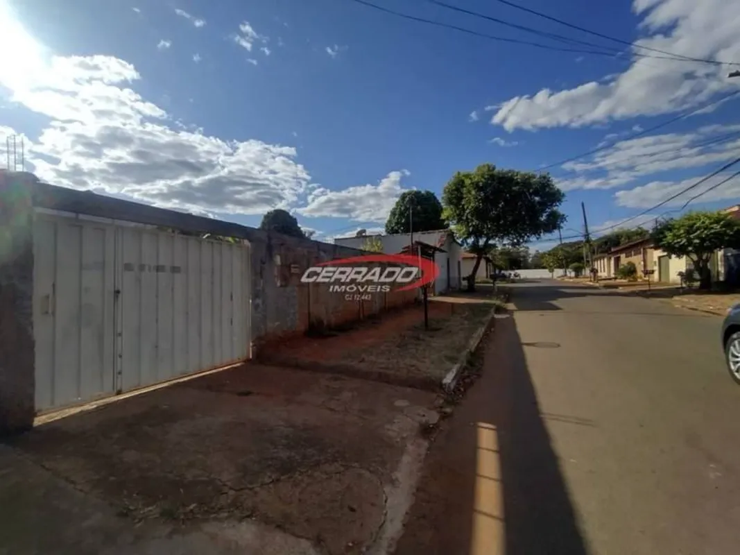 Lote com 364 m², nascente, com uma residência simples ao fundo, ótima localizaçã...