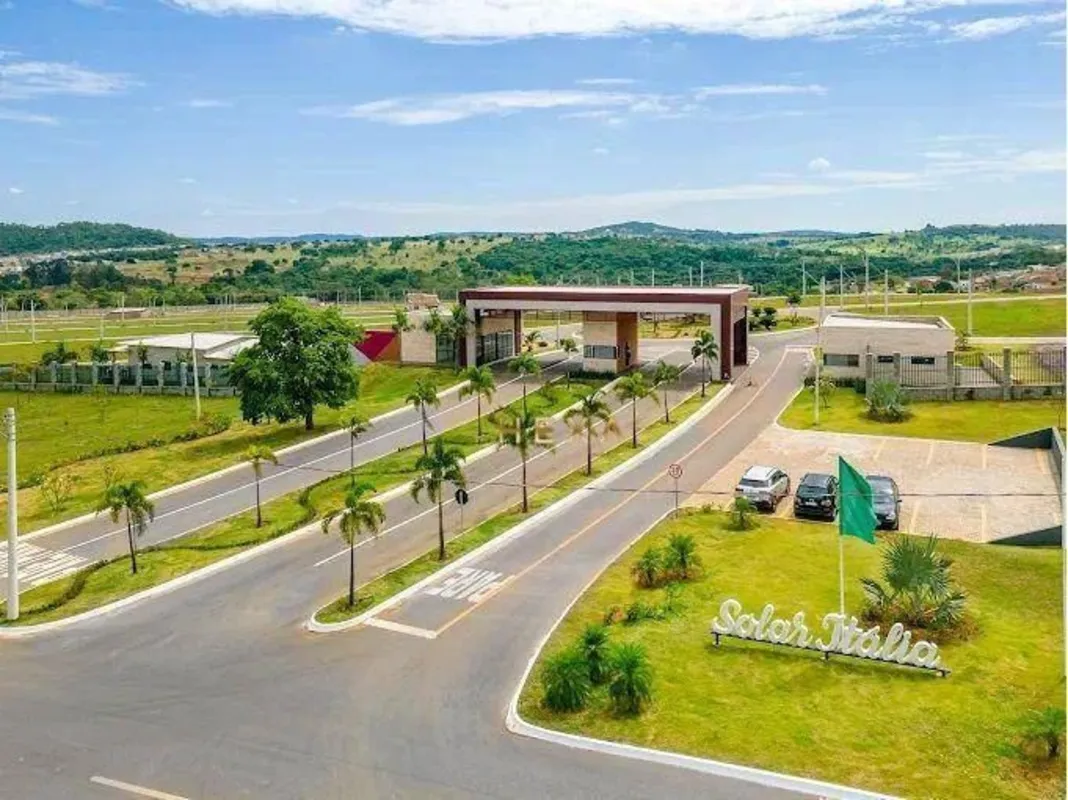 Seu refúgio dos sonhos espera por você no condomínio Solar Itália em Senador Can...