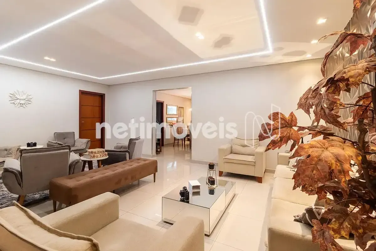 Casa reformada no Guará II | 3 pavimentos | 4 suítesLocalização:A QE 34, no Guar...