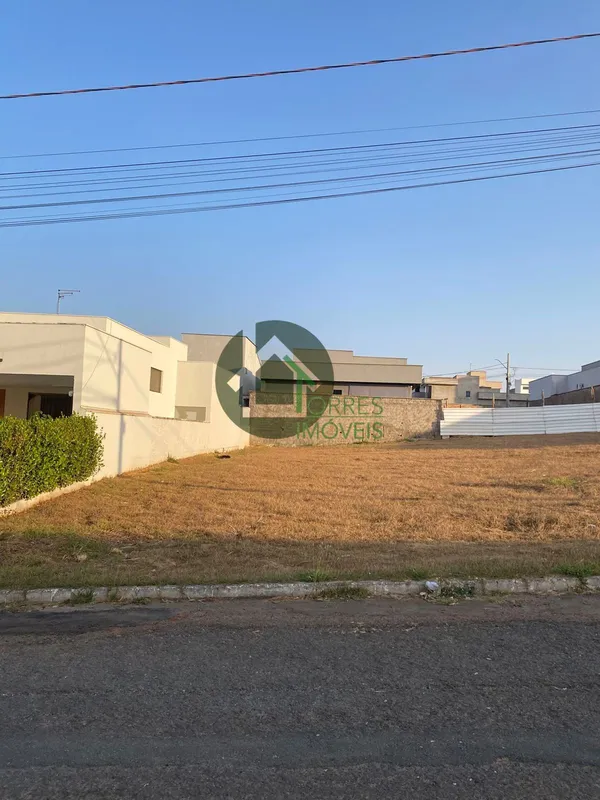 Lote ba melhor Localizacao dentro do condominio Residencial Jardim Veneza.Bem pr...
