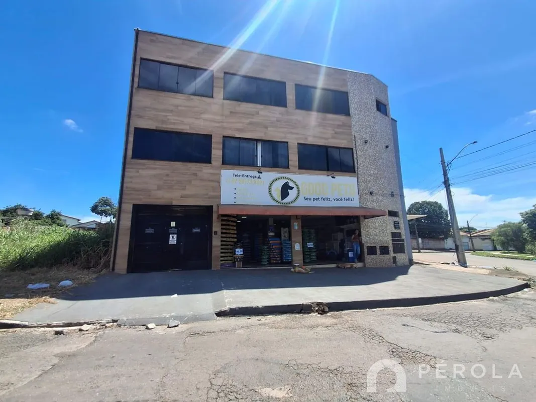 Apartamento sobreloja com dois quartos, banheiro social, sala para dois ambiente...