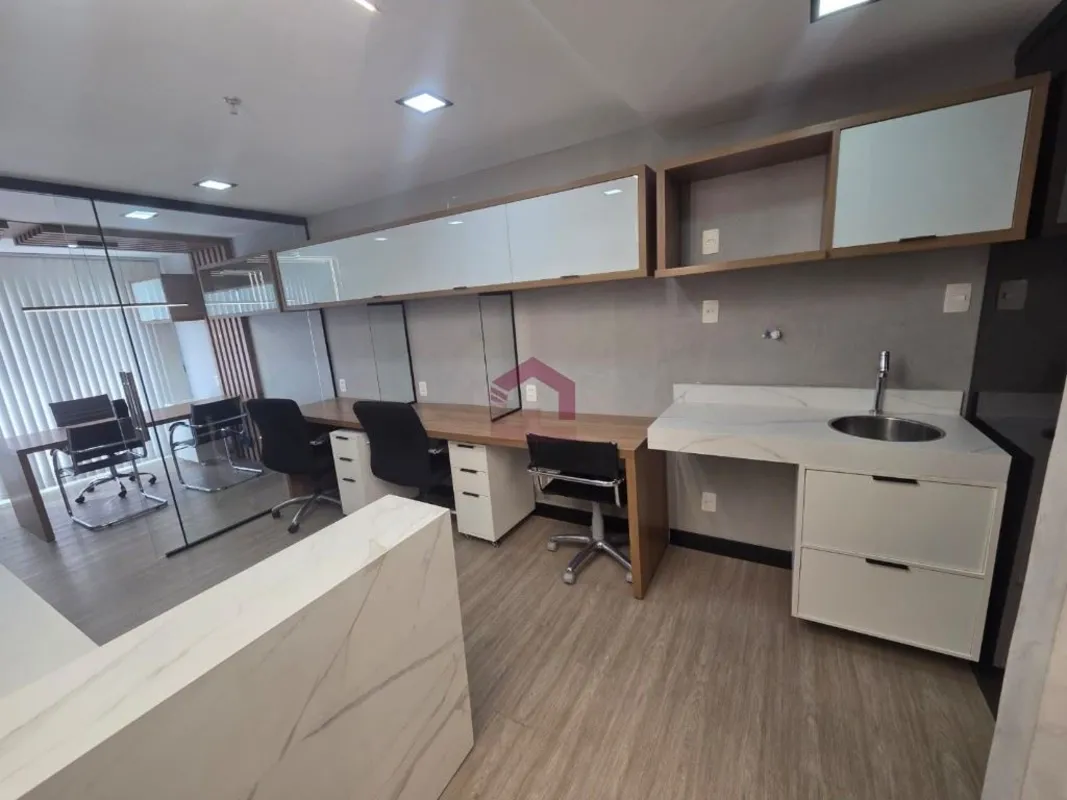 Fernandes & Coelho Imóveis aluga sala comercial estruturada no Edifício Le Quart...