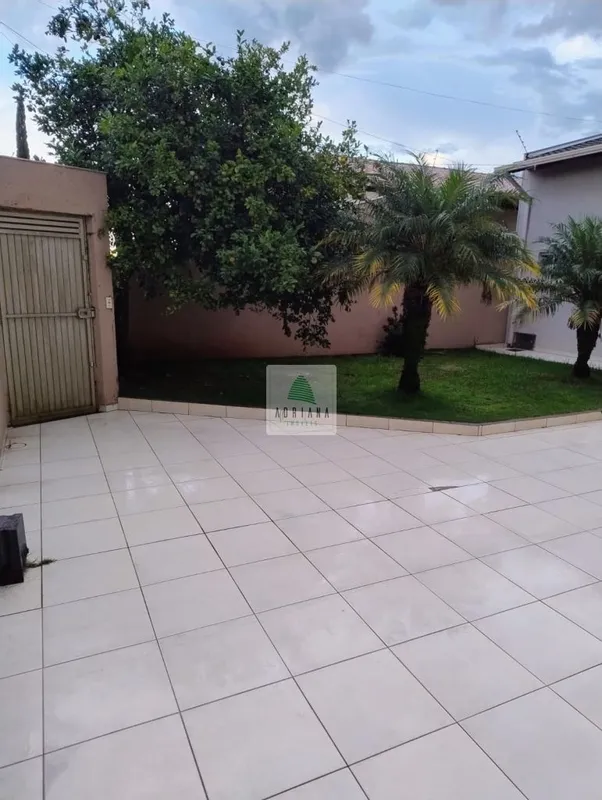 Três quartos, sendo: uma suíte com closet, banheiro com banheira, jardim de inve...