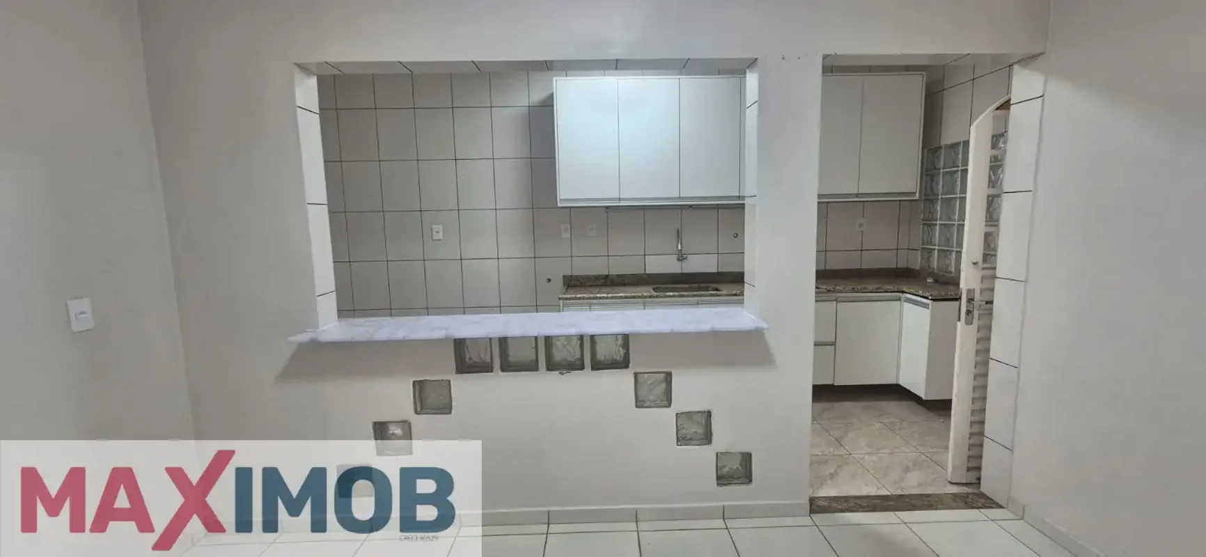 MAXIMOB vende casa térrea no Guará I.São cerca de 140m² de área construída, 3 qu...