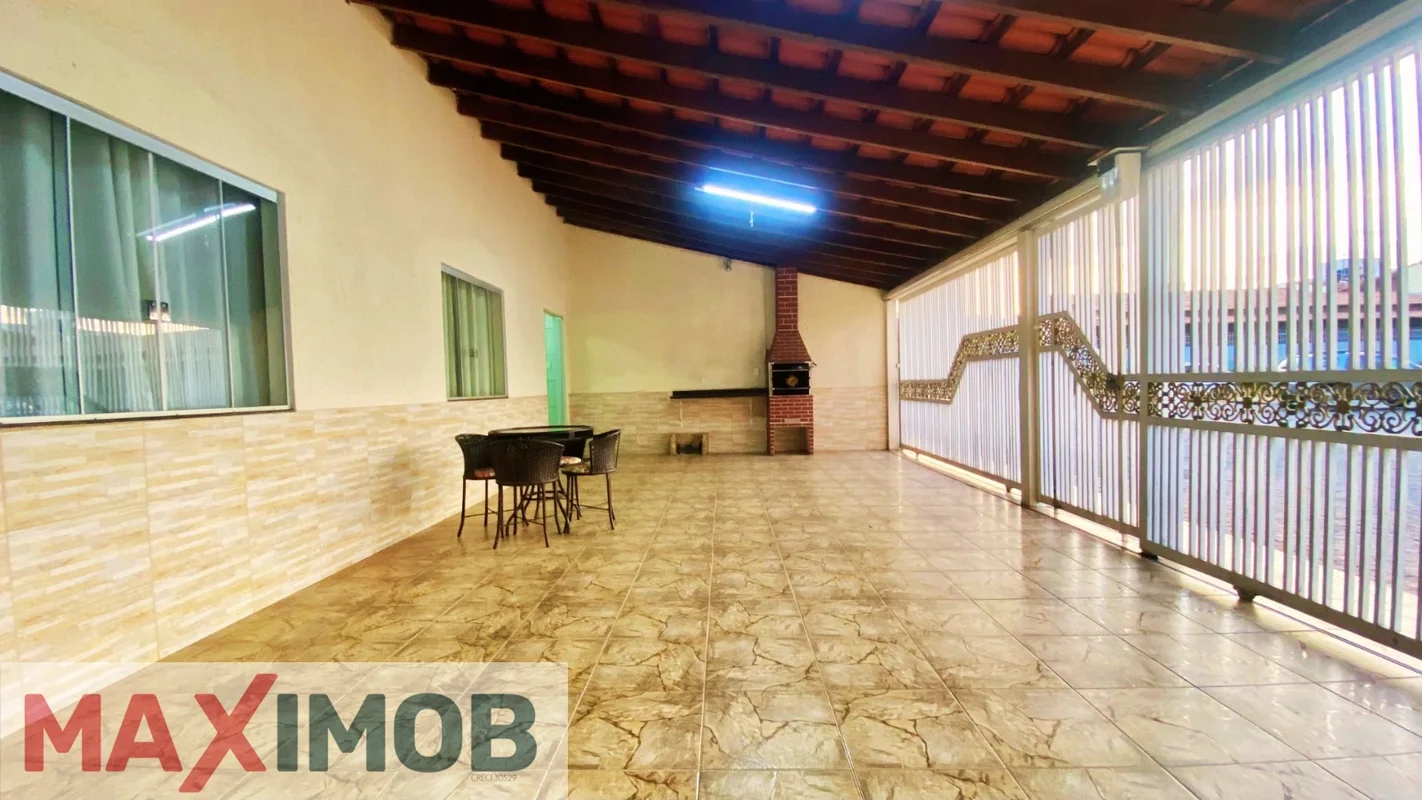 MAXIMOB vende casa térrea no Guará I.São cerca de 140m² de área construída, 3 qu...