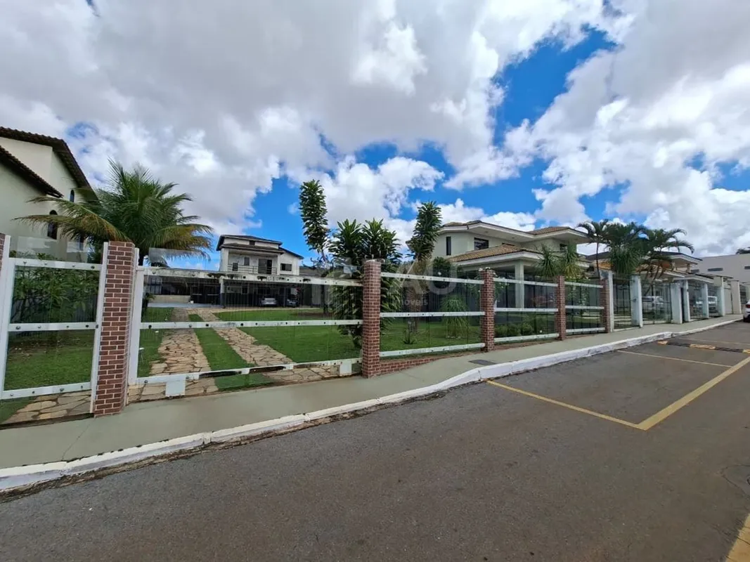 CASA ASSOBRADADA EM TERRENO DE 800M.Área útil: 300 m²Terreno de: 800 m²frente de...