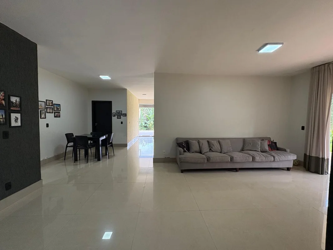 Privê Morada Sul – Etapa A | Casa reformada, 3 suítes e lote de 1.230 m²Excelent...