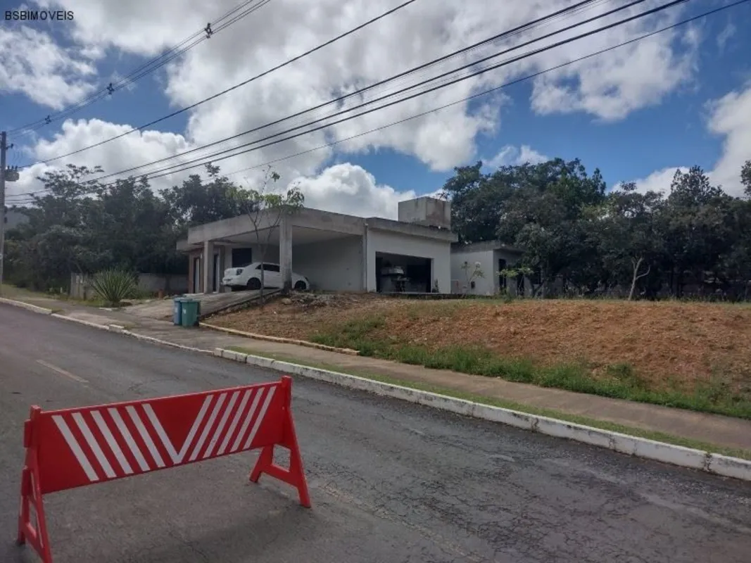 BSB IMÓVEIS APRESENTAExcelente casa térrea na laje, construída em lote plano, co...