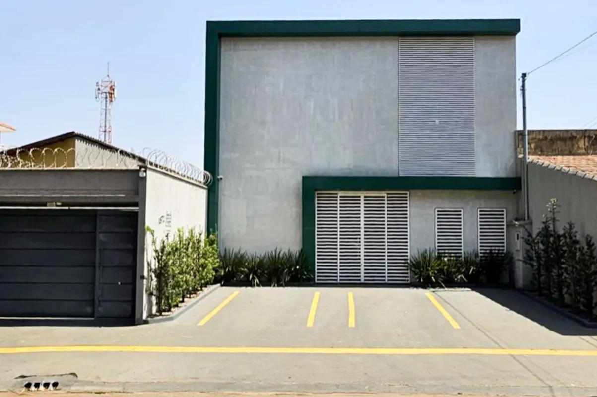 ImÃ³vel misto (residencial e comercial). Na parte frontal, espaÃ§o ideal para cl...