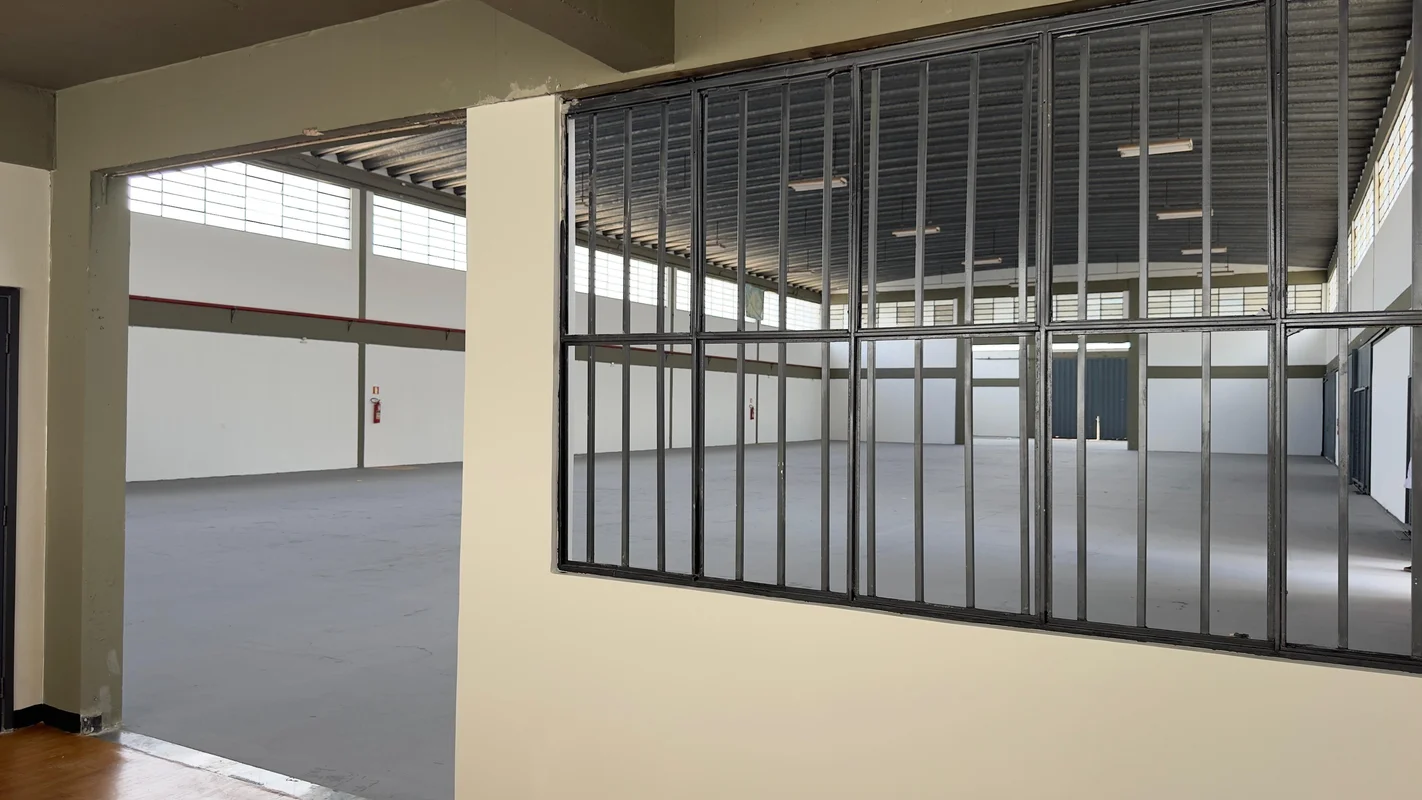 Escritório térreo dentro do galpão