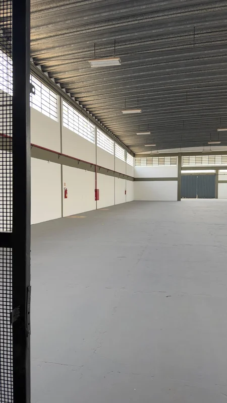 Interior do galpão com pé-direito alto