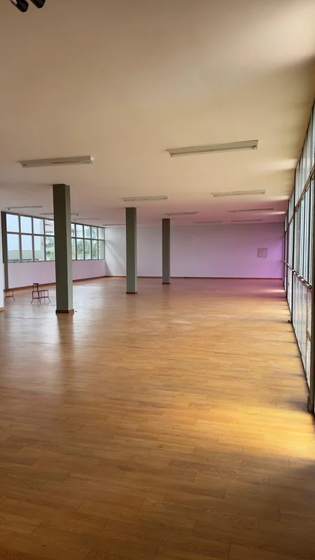 Área de escritórios que pode ser convertida em auditório