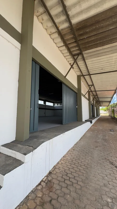 Entrada de docas do galpão