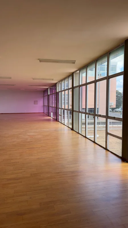 Área de escritórios reformada com piso flutuante