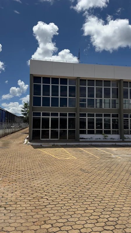 Corredor lateral do prédio administrativo