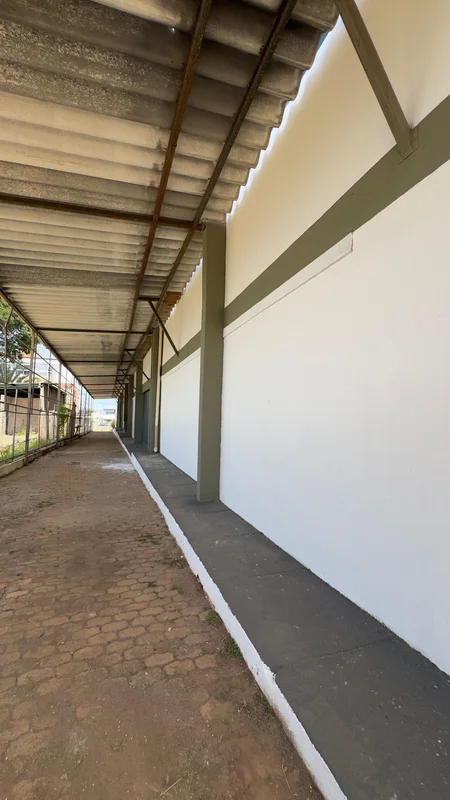 Lateral com passagem coberta para veículos