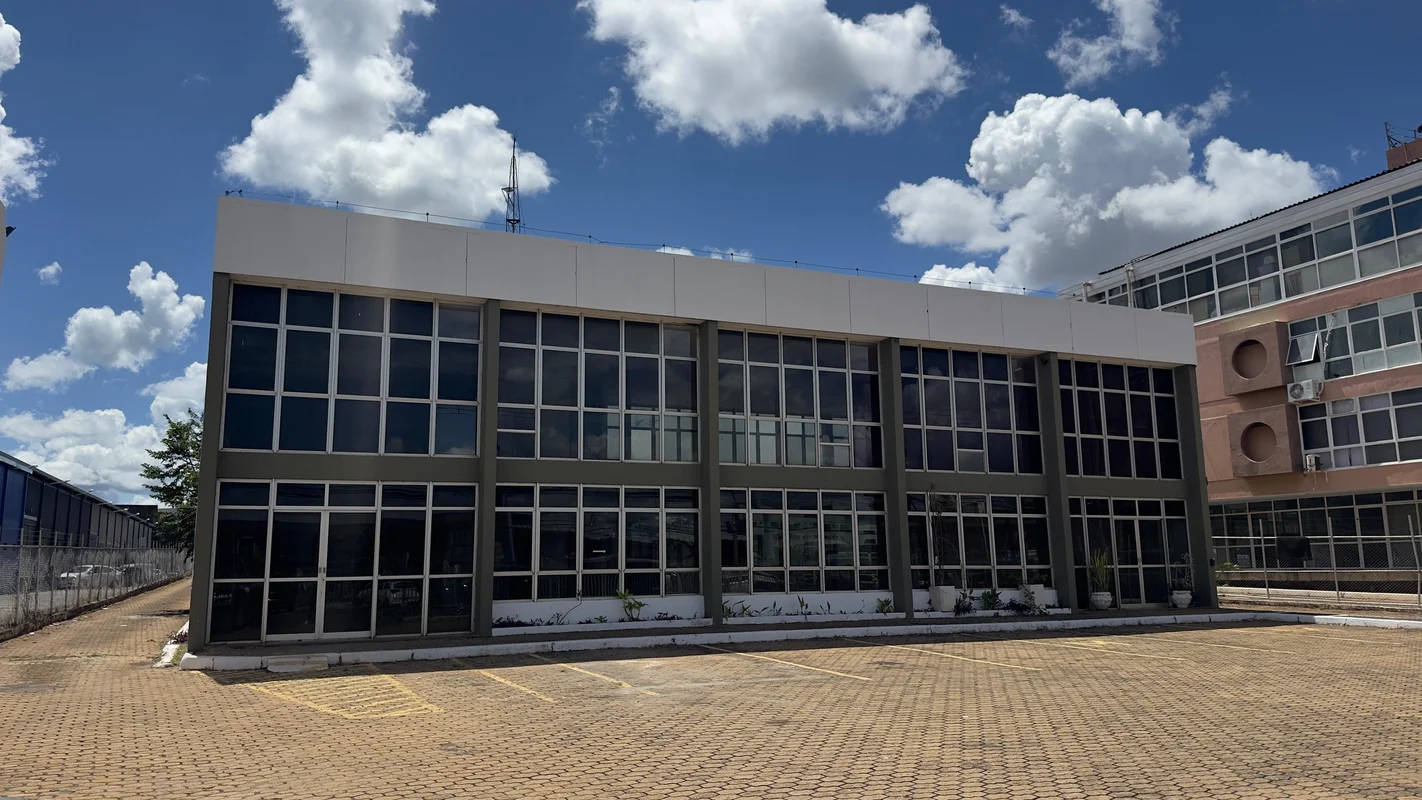 Fachada principal do galpão SIA Trecho 4, Brasília