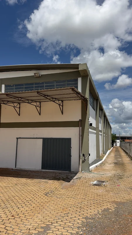 Vista lateral do galpão