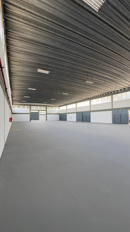 Ângulo extenso do galpão