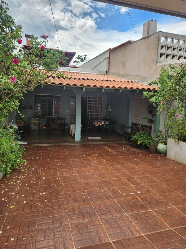 CASA VAZIA 2 Pavimentos 2 frentes com churrasqueira 240m2 construidos5 quartos 3...