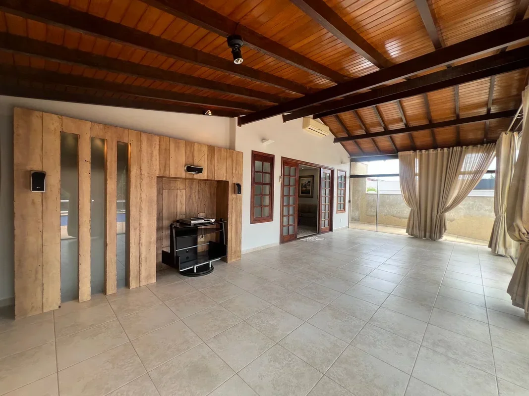 Julisce Alencar Assessoria Imobiliária aluga:Casa térrea reformada na SHIS QI 23...