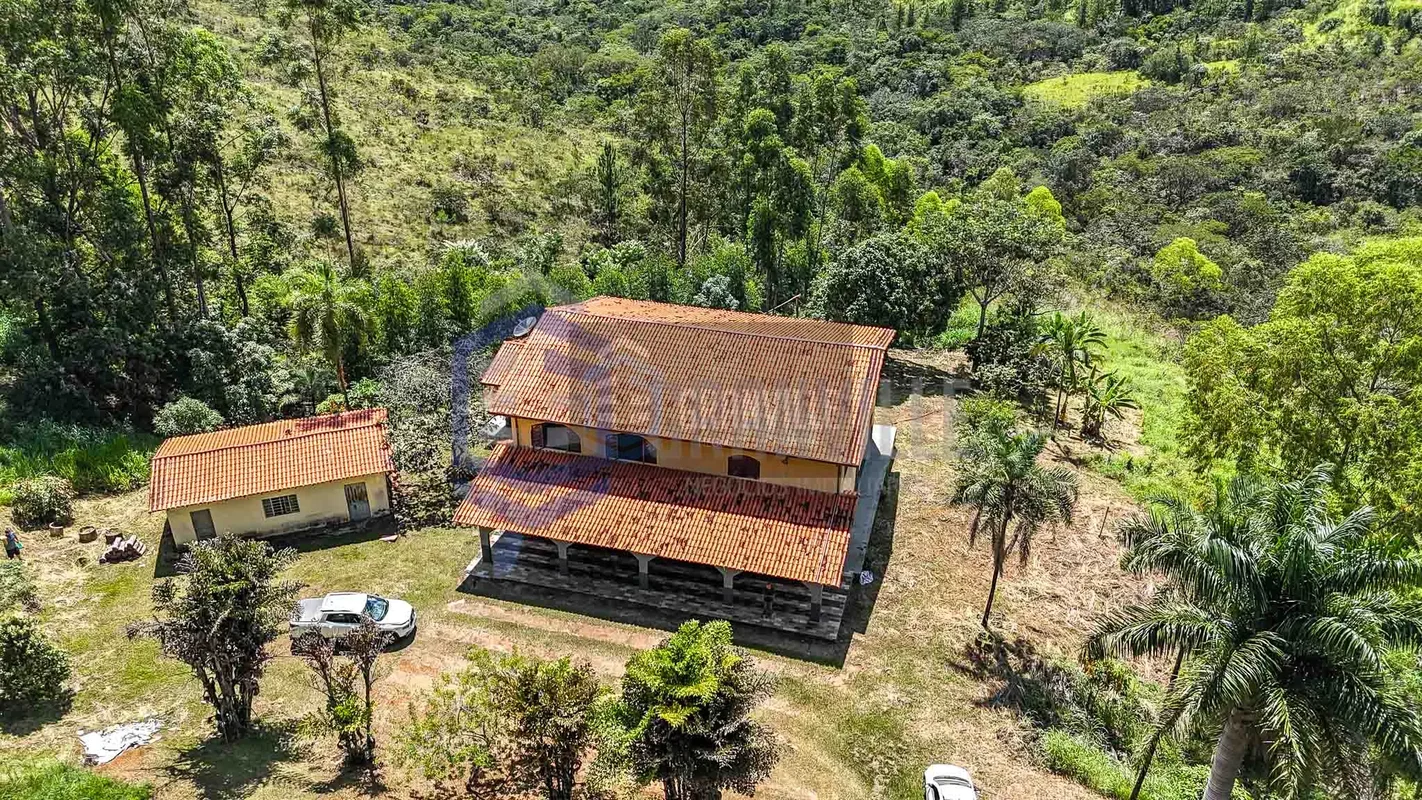 Granville aluga casa ampla, com dois pavimentos, ambientes generosos e excelente...
