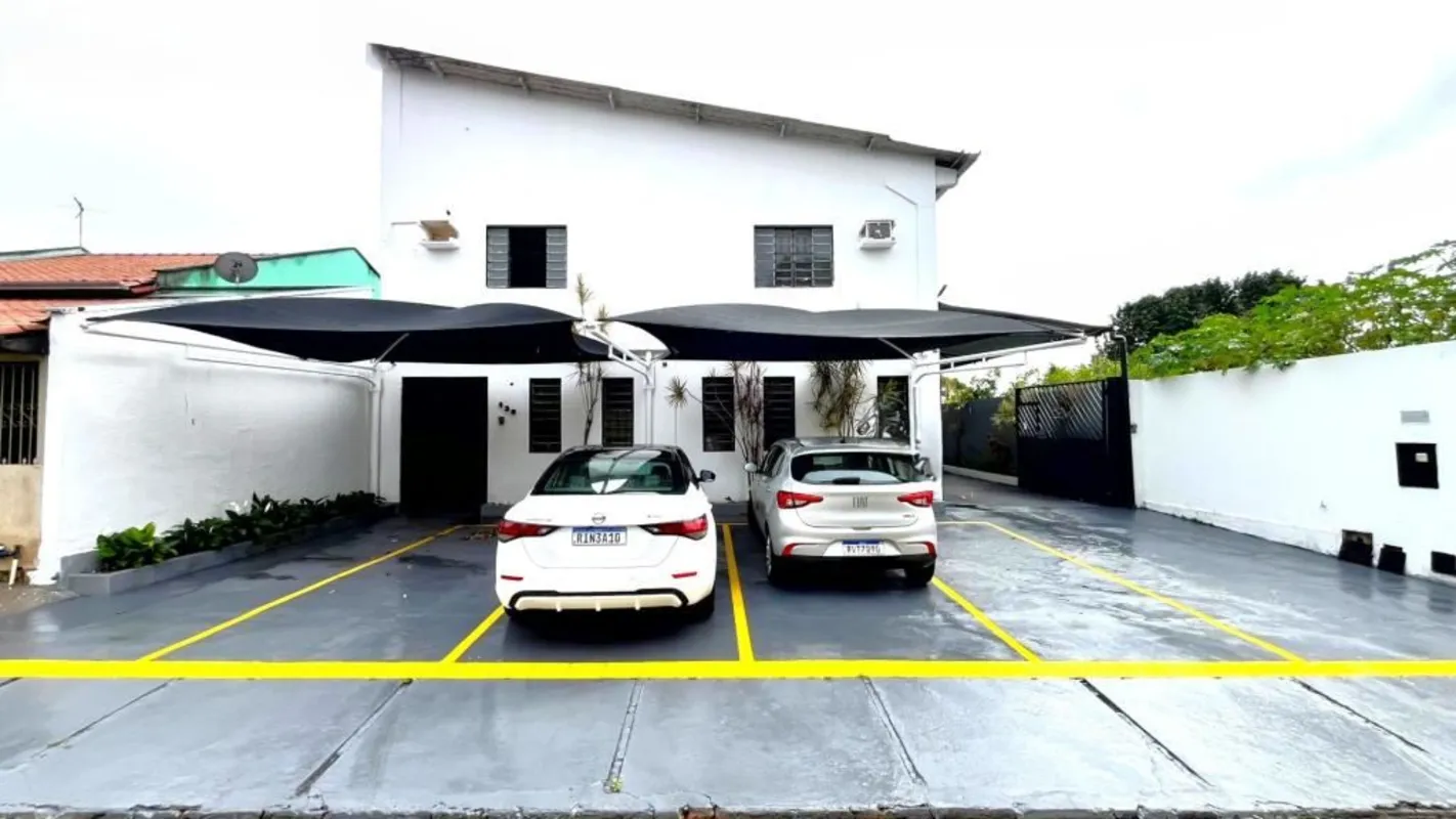 Prédio comercial com galpão, aproximadamente 900m², 08 salas, copa, 02 banheiros...