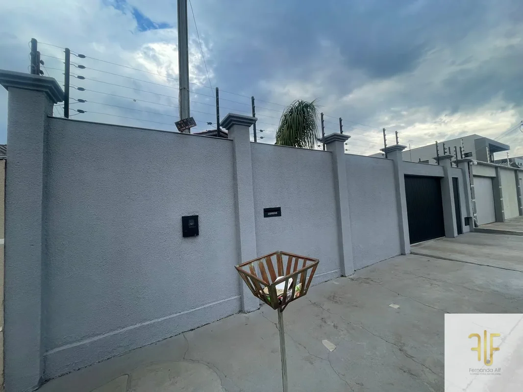 Descubra esta charmosa casa à venda na Rua PP 17, no bairro Parque dos Pirineus,...