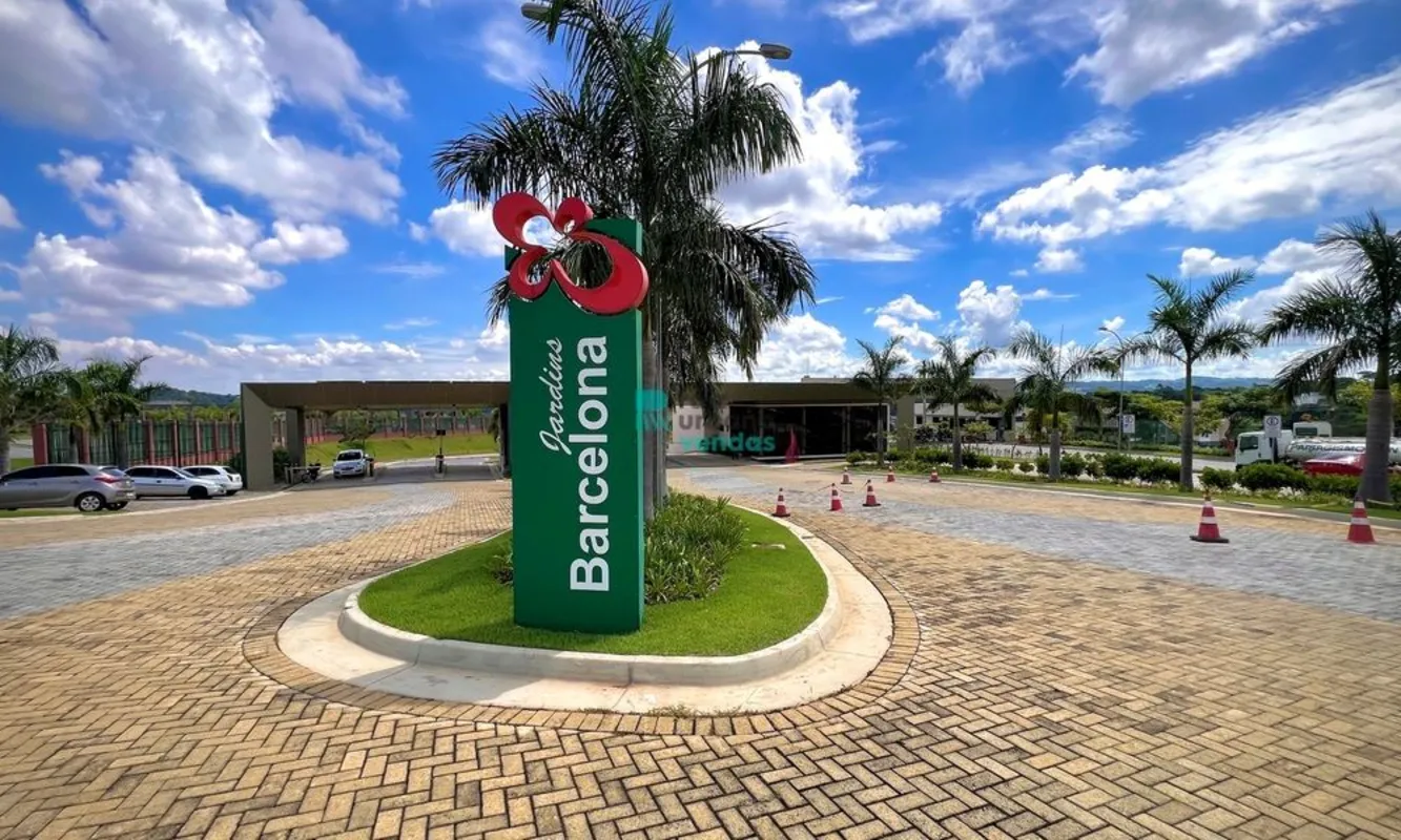 Lote residencial em condomínio fechado, localizado em uma das partes mais altas ...